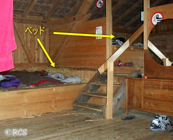 干し草ベッドがある納屋