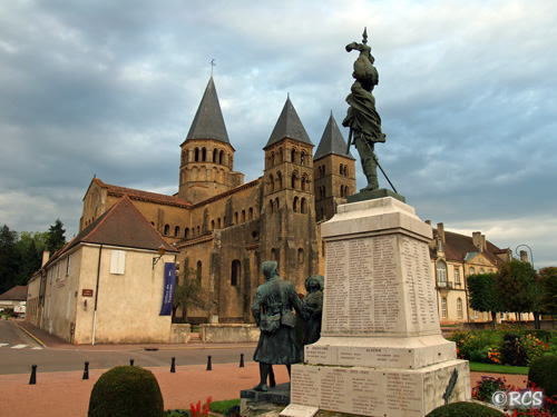 教会の前にたつ戦没者慰霊碑