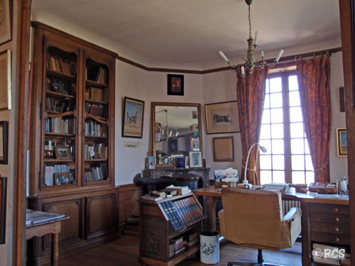 ジュール・ロワが使っていた当時の姿を残した書斎