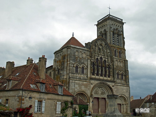 ヴェズレー大聖堂： 素晴らしいロマネスクの柱頭彫刻