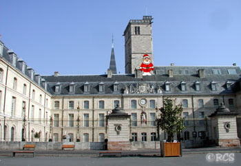 これがディジョンの市庁舎（昔はブルゴーニュ公国の宮殿でした）なのですが、私のトリック写真です！